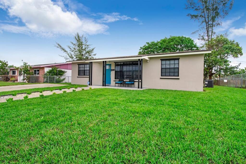 Modern Getaway Near The Beach With Room For A Boat 웨스트 팜 비치 외부 사진