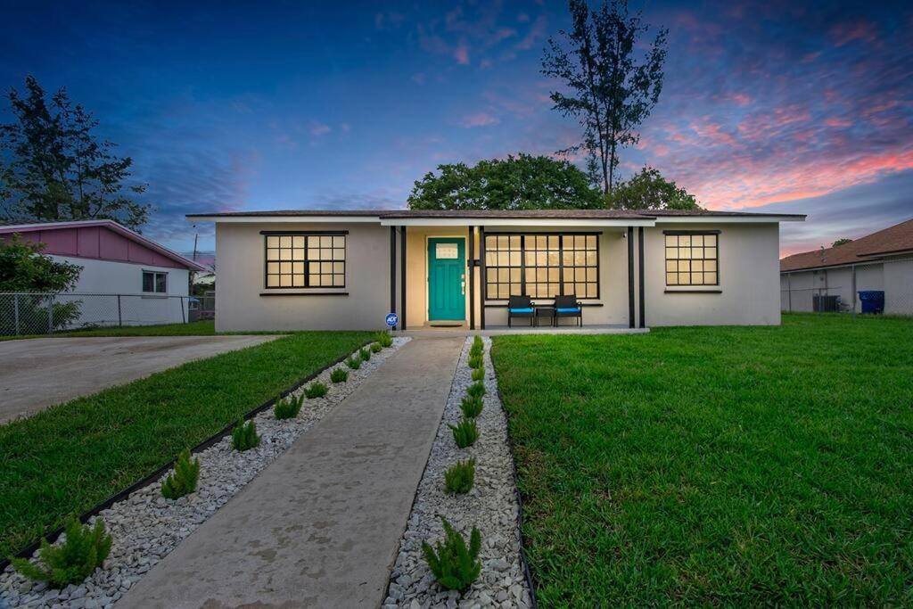 Modern Getaway Near The Beach With Room For A Boat 웨스트 팜 비치 외부 사진