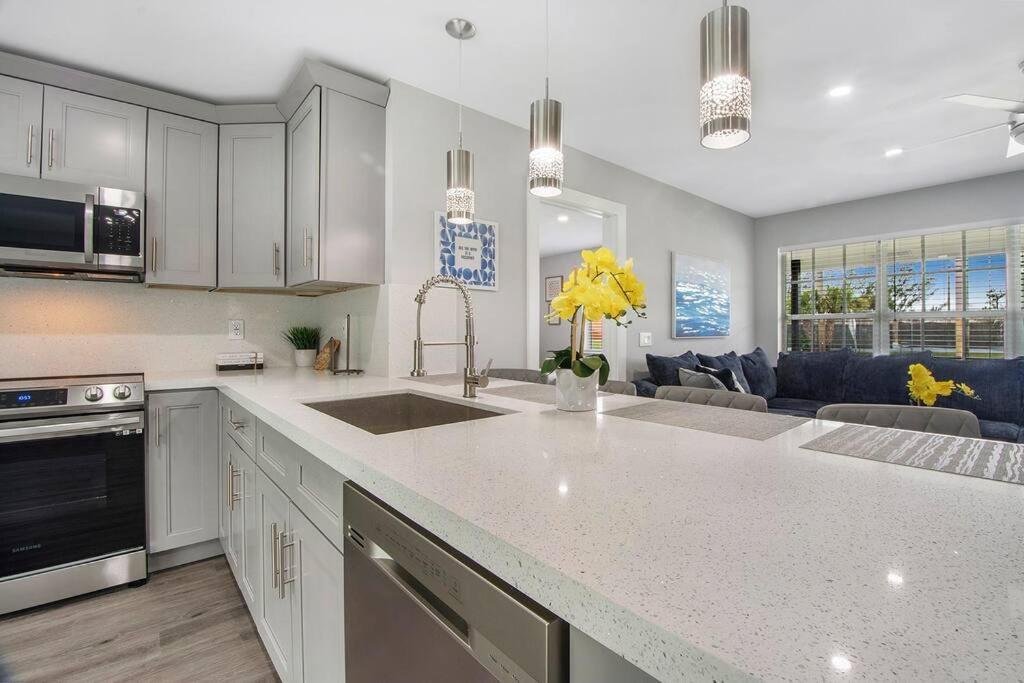 Modern Getaway Near The Beach With Room For A Boat 웨스트 팜 비치 외부 사진